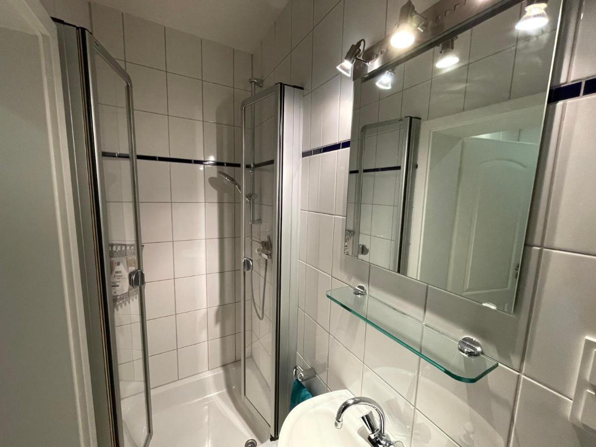 Bienvenidus - Self Service - Zur Selbstversorgung - Messezimmer - * Düsseldorf